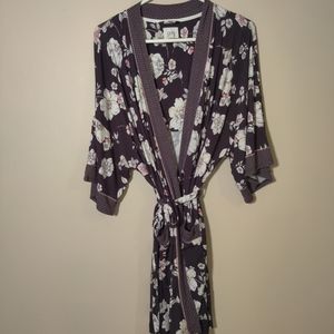 Lightweight Kimono sleeve short robe